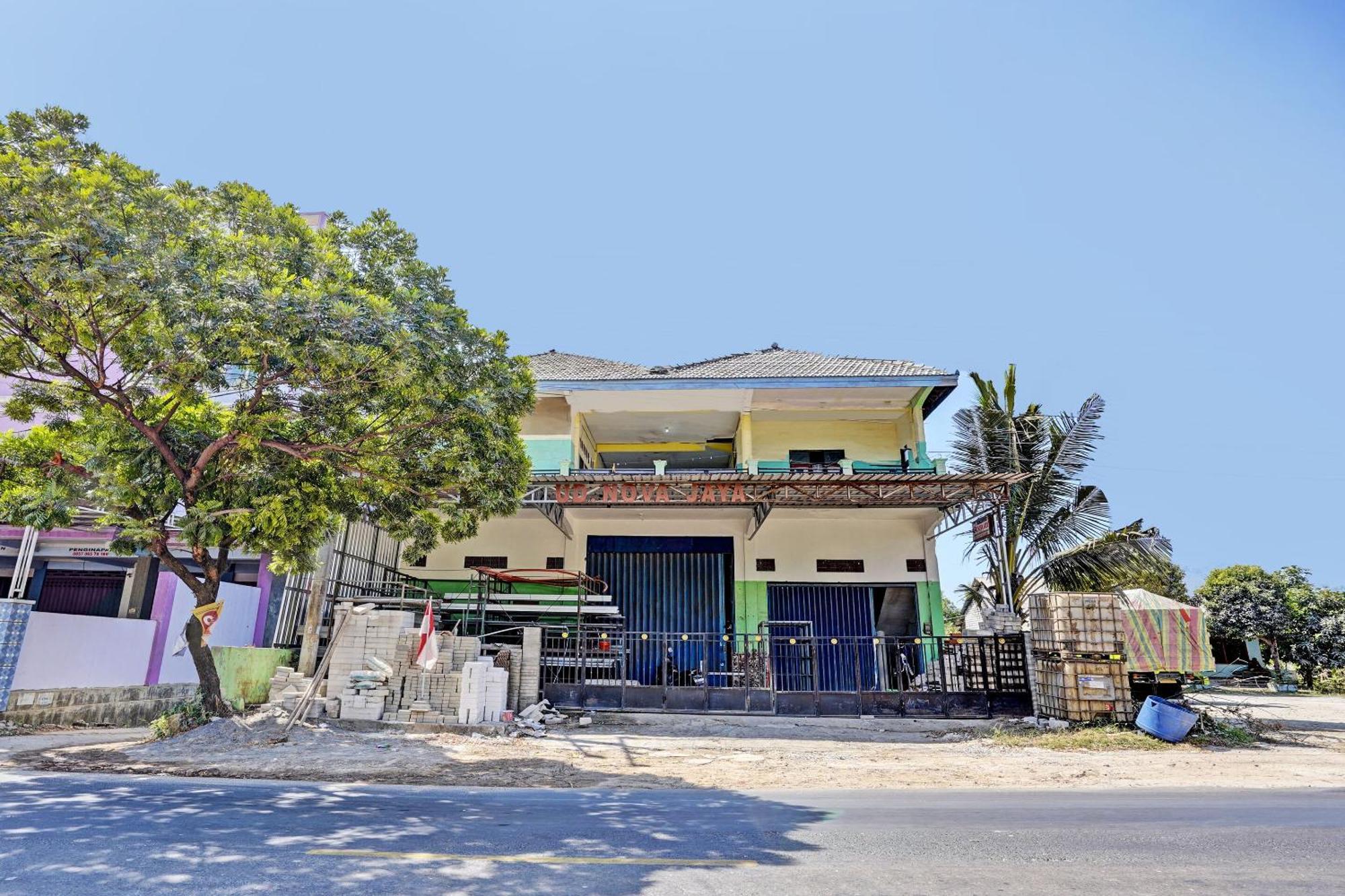 Oyo Life 93037 Nova Jaya Homestay Syariah Lamongan Exterior foto